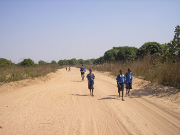 Hoe gezond zij er ook uit zien, zij lopen elke dag de kans om de dodelijke ziekte Malaria op te lopen.